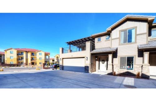 Hurricane House | RedHills Retreat Near Zion Golf Pool Spa Access