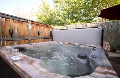 Siskiyou-Hargadine Historic District House | Redtail Inn - 3 Suites Sleeps Up To 12