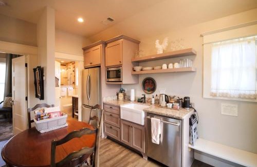 Siskiyou-Hargadine Historic District House | Redtail Inn - 3 Suites Sleeps Up To 12