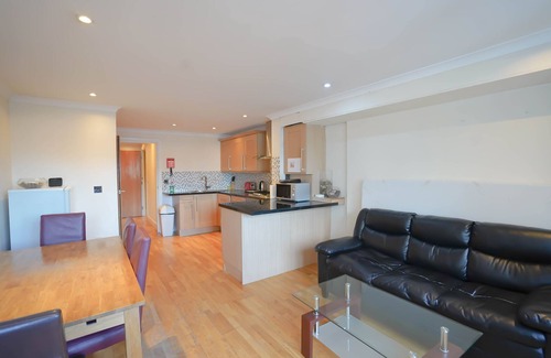 Waterloo Apartment | *REDUCED*12 minutes to London Bridge - Immaculate City Balcony Apartment, Zone 1