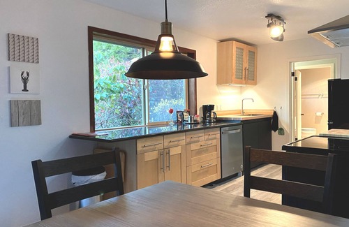 Langlois House | Redwood Guesthouse- Charm on lake & 5 min to beach