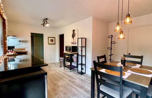 Langlois House | Redwood Guesthouse- Charm on lake & 5 min to beach