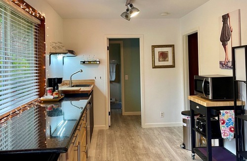Langlois House | Redwood Guesthouse- Charm on lake & 5 min to beach