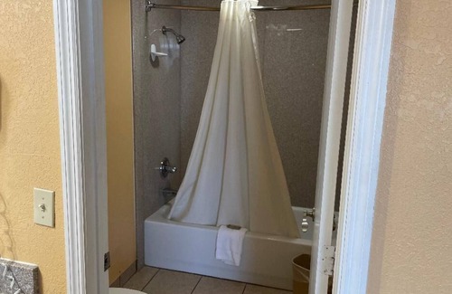 Lawrenceburg Hotel | REDWOOD INN