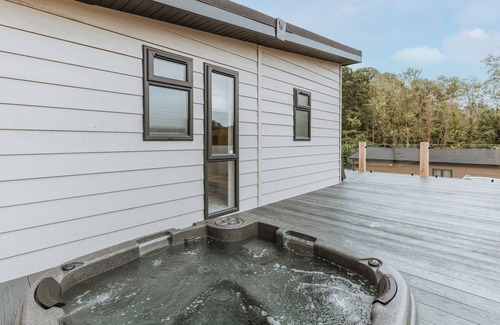 Bridgnorth Ski Chalet | Redwood Lodge VIP Hot Tub
