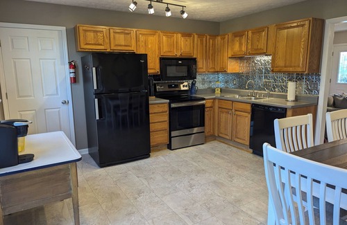 Dry Ridge House | Redwood Retreat in Dry Ridge, KY Minutes from Ark and Wedding Venues
