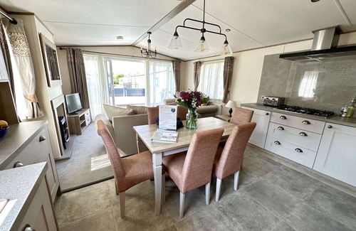 Ampney Crucis House | Reeds View, situated on the edge of Mallard Lake