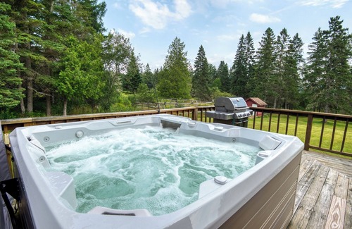 Rangeley House | Reef's Rangeley Lodge - great amenities, including hot tub!