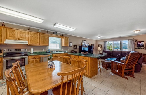 Cedar Bluff House | Reel Paradise-sleeps 10 w/covered dock on year round water