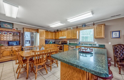Cedar Bluff House | Reel Paradise-sleeps 10 w/covered dock on year round water