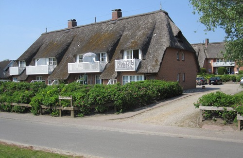 Busumer Deichhausen Apartment | Reethaus Seeschlößchen, apartment Westmöwe, only 200m to the beach