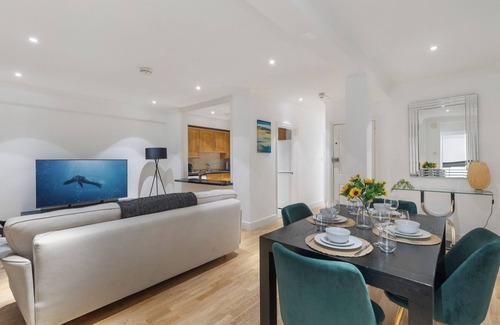 Knightsbridge Apartment | Refined 2-BD Hidden Gem Near Hyde Park
