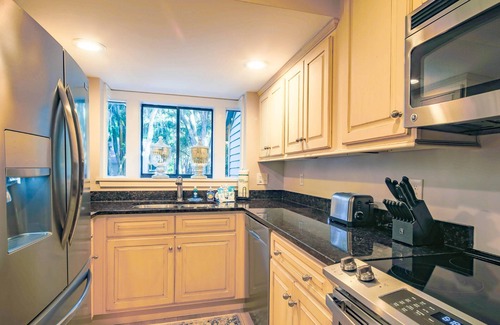 Sea Pines House | Refreshed, Coastal & Casual Inland Harbour Gem - On Site Pool & Tennis - Walk to Harbour Town.
