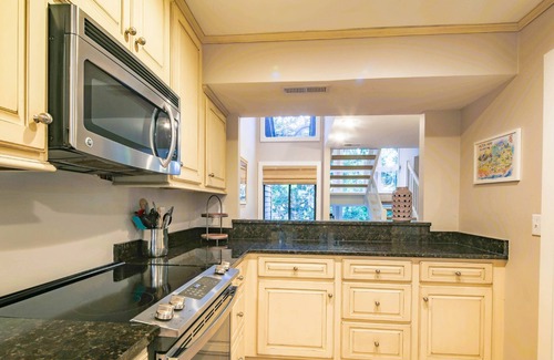 Sea Pines House | Refreshed, Coastal & Casual Inland Harbour Gem - On Site Pool & Tennis - Walk to Harbour Town.