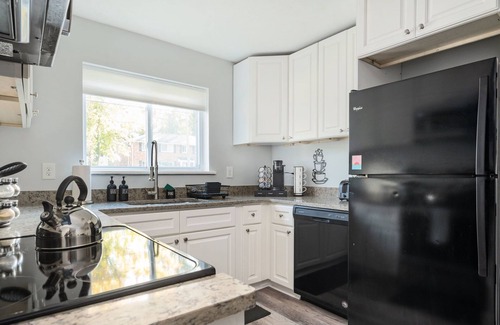 College Park Apartment | [REFRESHED] Quiet & Quaint 1BR 5min to airport and 15mins to downtown