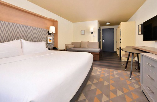 Waldron House | Refreshingly Bright Space Enjoy Premium Comfort