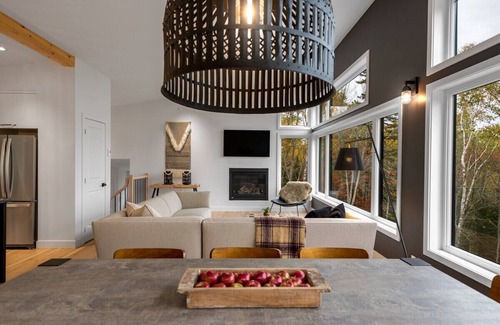 Les Eboulements Ski Chalet | Refuge 2 - Ultimate Retreat, Spa and River View