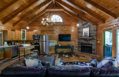 Townsend House | Refuge - Riverfront, Fire Pit, Fireplace & Grill!