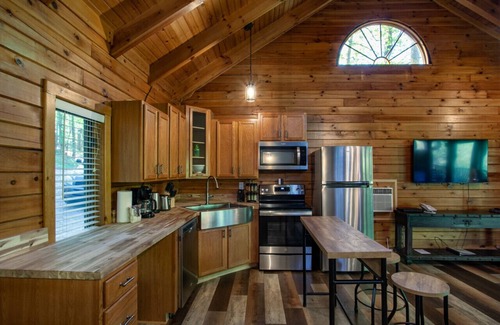 Townsend House | Refuge - Riverfront, Fire Pit, Fireplace & Grill!