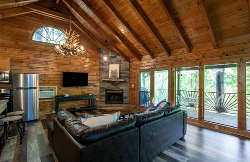 Townsend House | Refuge - Riverfront, Fire Pit, Fireplace & Grill!
