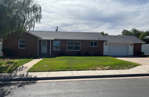 Blanding House | Refurnished and spacious 4 bedroom house, Sleeps 8!