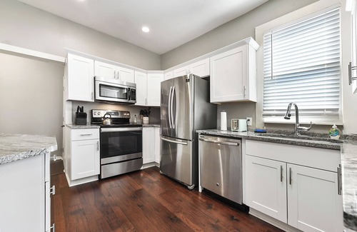 Pittsburgh House | *Regal Bricks* Oversized Deck | Views | Fire Pit | Private Garage