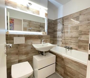 List Apartment | REGENCY Apartments - Zentrale 50m2 Wohnung I Balkon I Wasserblick I WiFi I Netflix