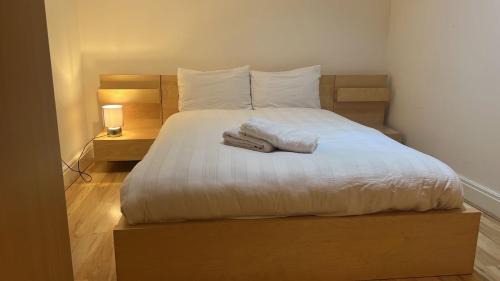 Swiss Cottage Apartment | Regent's Park by Urban Retreats