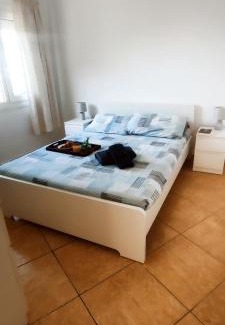 Torreblanca Apartment | Relájate cerca del mar, con vistas a las termas romanas