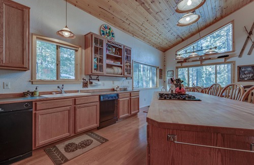 Graeagle House | Relax and cozy-in with friends at this spacious Graeagle cabin