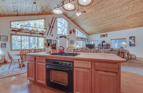 Graeagle House | Relax and cozy-in with friends at this spacious Graeagle cabin