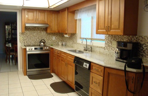 Interchange Square House | Relax and Spread Out Large 3 Bedroom 2 Bath House in Palm Bay, Fl
