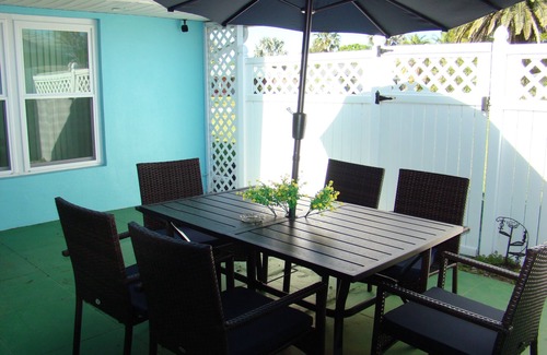 Interchange Square House | Relax and Spread Out Large 3 Bedroom 2 Bath House in Palm Bay, Fl