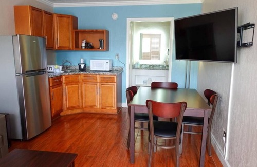 June Park House | Relax and Unwind! 2 Comfortable Units, Free Breakfast & Parking!