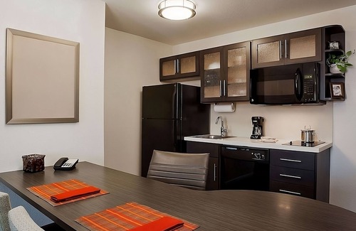 Southfield Hotel | Relax and Unwind! 2 Family-friendly Rooms To Stay At! W/Kitchen! Free Parking