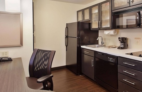 Southfield Hotel | Relax and Unwind! 2 Family-friendly Rooms To Stay At! W/Kitchen! Free Parking