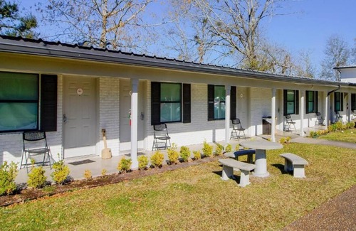Sulphur House | Relax and Unwind! Free Parking, Near Sulphur's Parks and Nature Reserves!