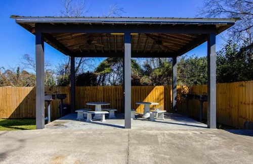 Sulphur House | Relax and Unwind! Free Parking, Near Sulphur's Parks and Nature Reserves!