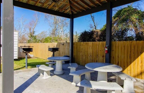 Sulphur House | Relax and Unwind! Free Parking, Near Sulphur's Parks and Nature Reserves!
