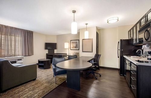 Libertyville House | Relax at 3 Affordable Suites w/Kitchen & Friendly Staff – Ideal for Families