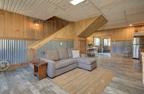 Grayland House | Relax at Beach Barn Getaway with Hot Tub - Short Walk to the Beach
