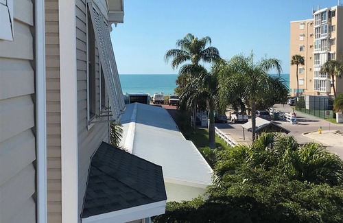 Holmes Beach House | Relax at Bryant’s Beach Bungalow!