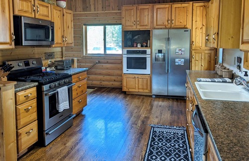 Eureka Cabin | Relax at Larch Lodge! 3 bedroom 2 bath log home on acreage