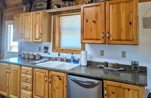 Eureka Cabin | Relax at Larch Lodge! 3 bedroom 2 bath log home on acreage