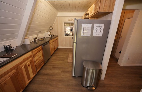 Whittier Cabin | RELAX at our Creekside cabin 3 miles from casino 5 min from national park. ⛰️