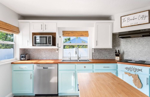 Englewood Cottage | Relax at The Bamboo Cottage - Walk to Dearborn St, minutes to local beaches!