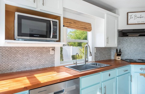 Englewood Cottage | Relax at The Bamboo Cottage - Walk to Dearborn St, minutes to local beaches!