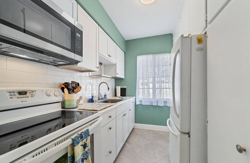 Sarasota Apartment | Relax at the Blue Buttercup in Sarasota's sweet SouthSide village!