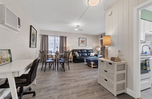 Sarasota Apartment | Relax at the Blue Buttercup in Sarasota's sweet SouthSide village!