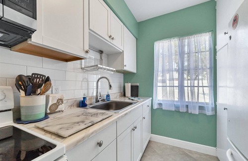 Sarasota Apartment | Relax at the Blue Buttercup in Sarasota's sweet SouthSide village!
